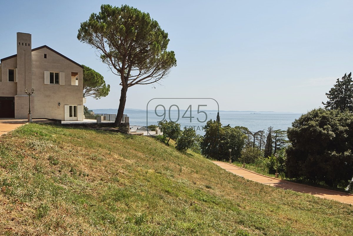 Luxusvilla mit Park, Pool und atemberaubenden Meerblick in Barcola - Triest