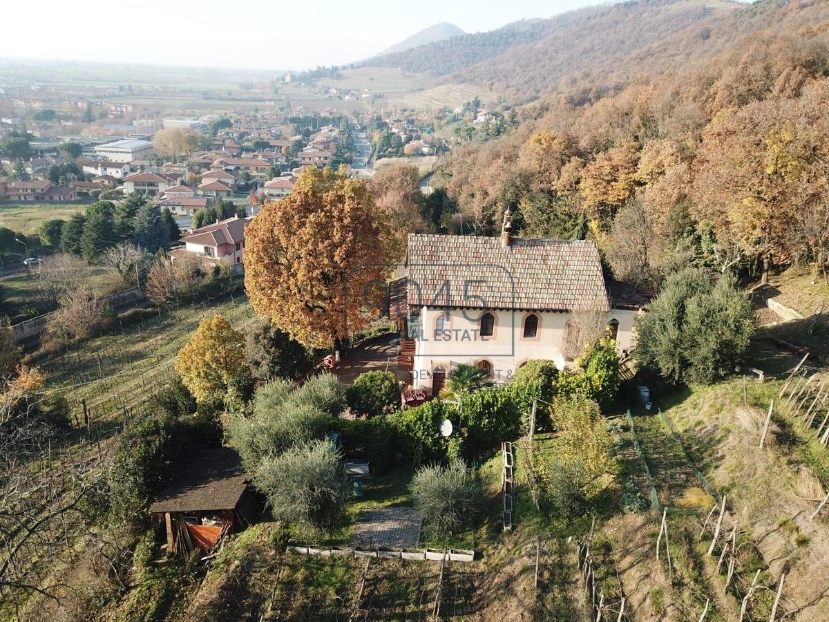 Historische Villa mit kleinem Weingut in erhabener Lage in Coccaglio - Lago d"Iseo