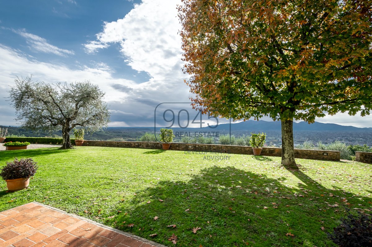 Charmantes Anwesen mit Panoramablick auf den Hügeln von Lucca - Toskana