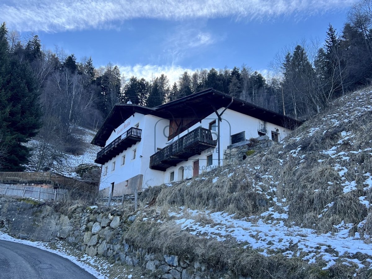 Geschlossener Hof im Burggrafenamt - Südtirol