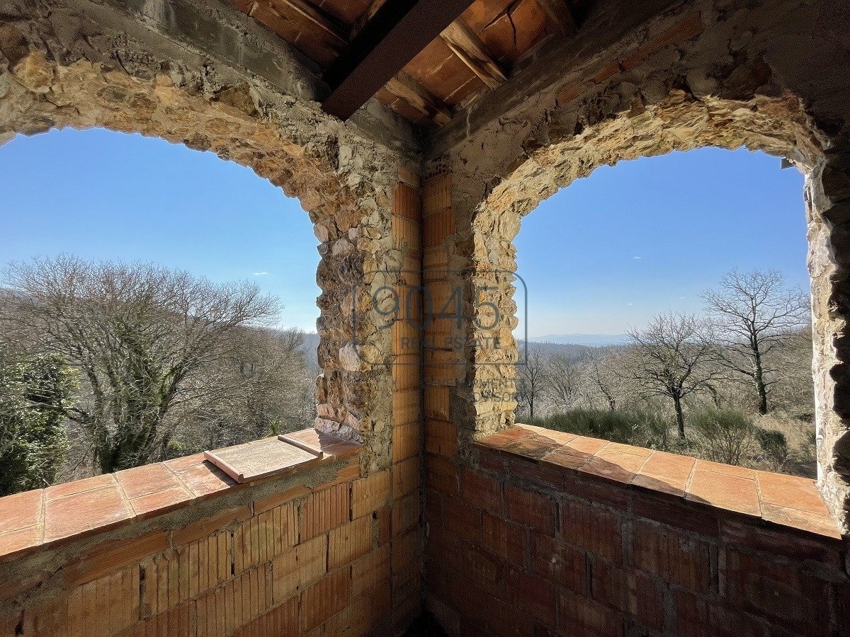 Weitläufiges Anwesen zum eigenständigen Ausbau in Massa Marittima - Toskana