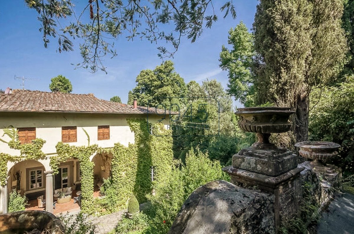 Historische Villa aus dem 17. Jahrhundert mit Olivenhain in Lucca - Toskana