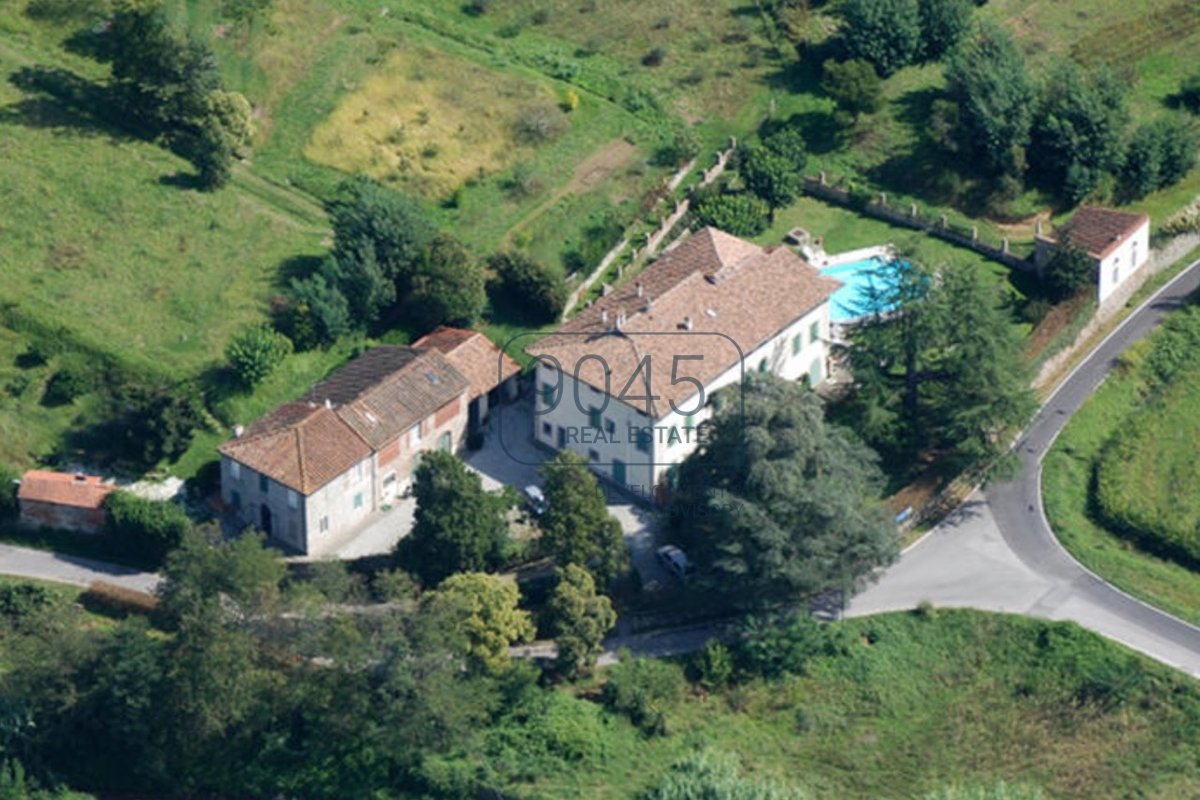 Prestigeträchtige historische Villa mit Nebengebäude und Pool bei Lucca - Toskana