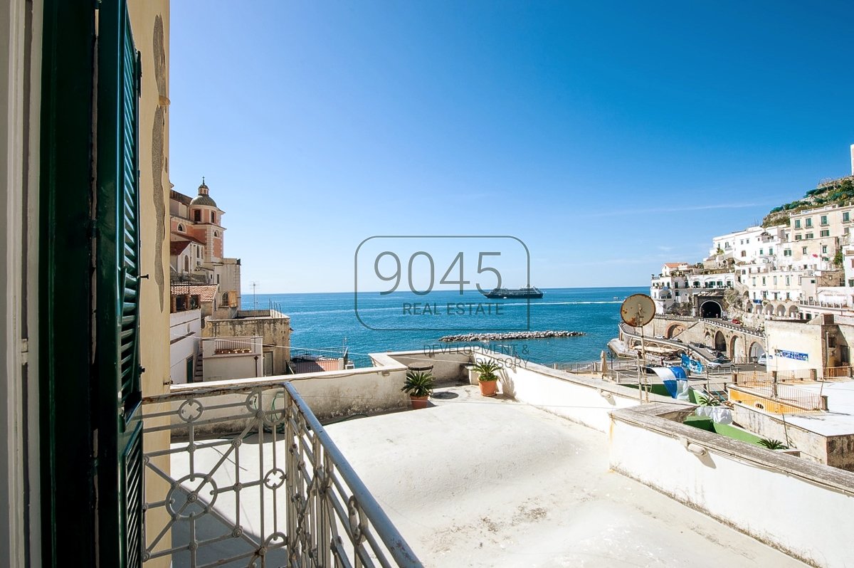 Residenz im Fischerdorf Altrani mit Blick auf das Meer der Amalfiküste - Kampanien