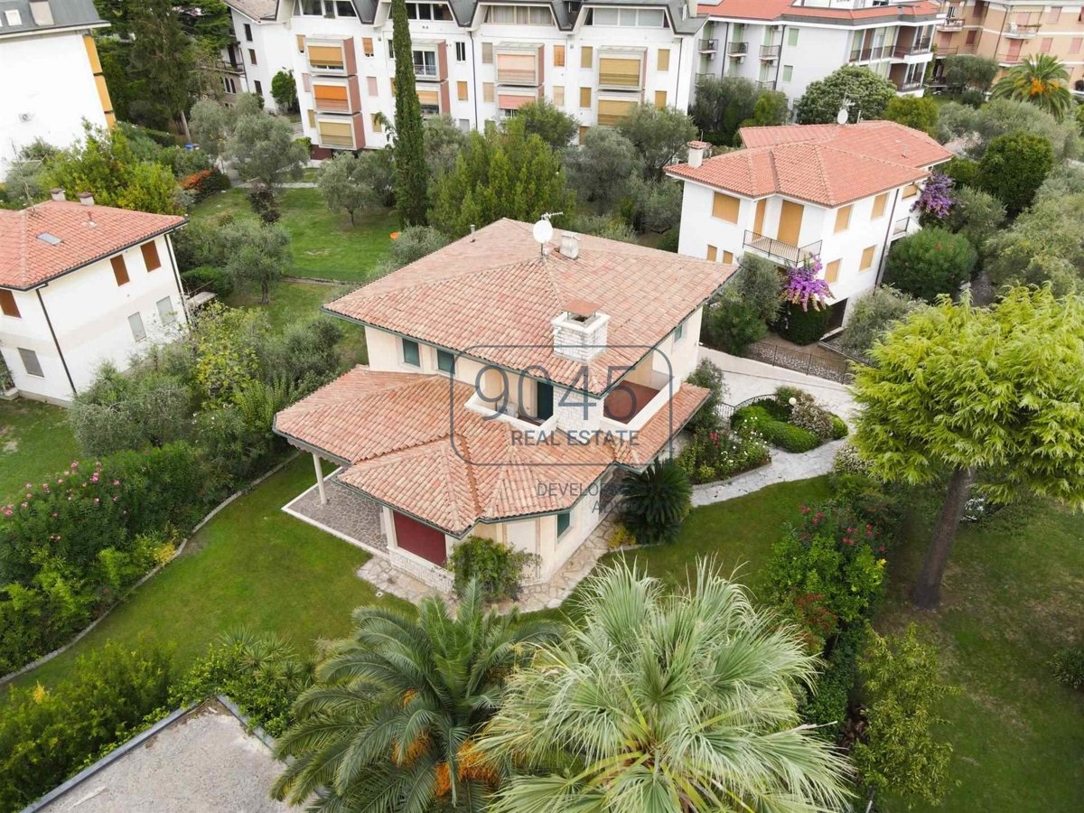 Elegante Villa in unmittelbarer Nähe zur Seepromenade von Maderno - Gardasee