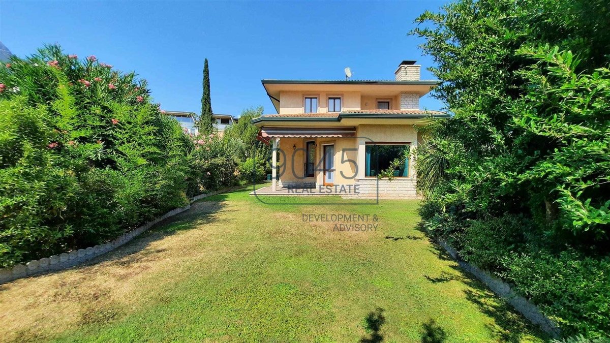 Elegante Villa in unmittelbarer Nähe zur Seepromenade von Maderno - Gardasee