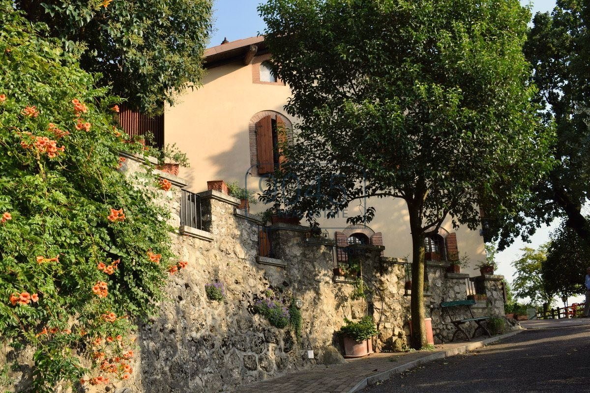 Historische Villa mit kleinem Weingut in erhabener Lage in Coccaglio - Lago d'Iseo