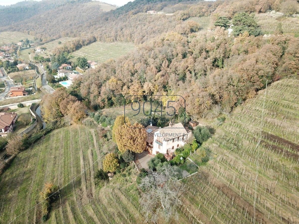 Historische Villa mit kleinem Weingut in erhabener Lage in Coccaglio - Lago d'Iseo