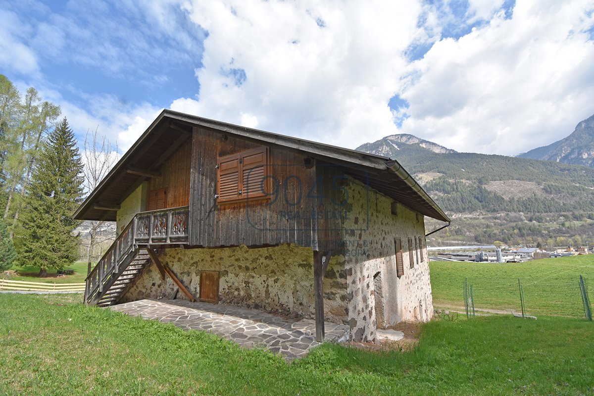 Traditionelles Bauernhaus im Grünen in Tesero - Südtirol / Trentino