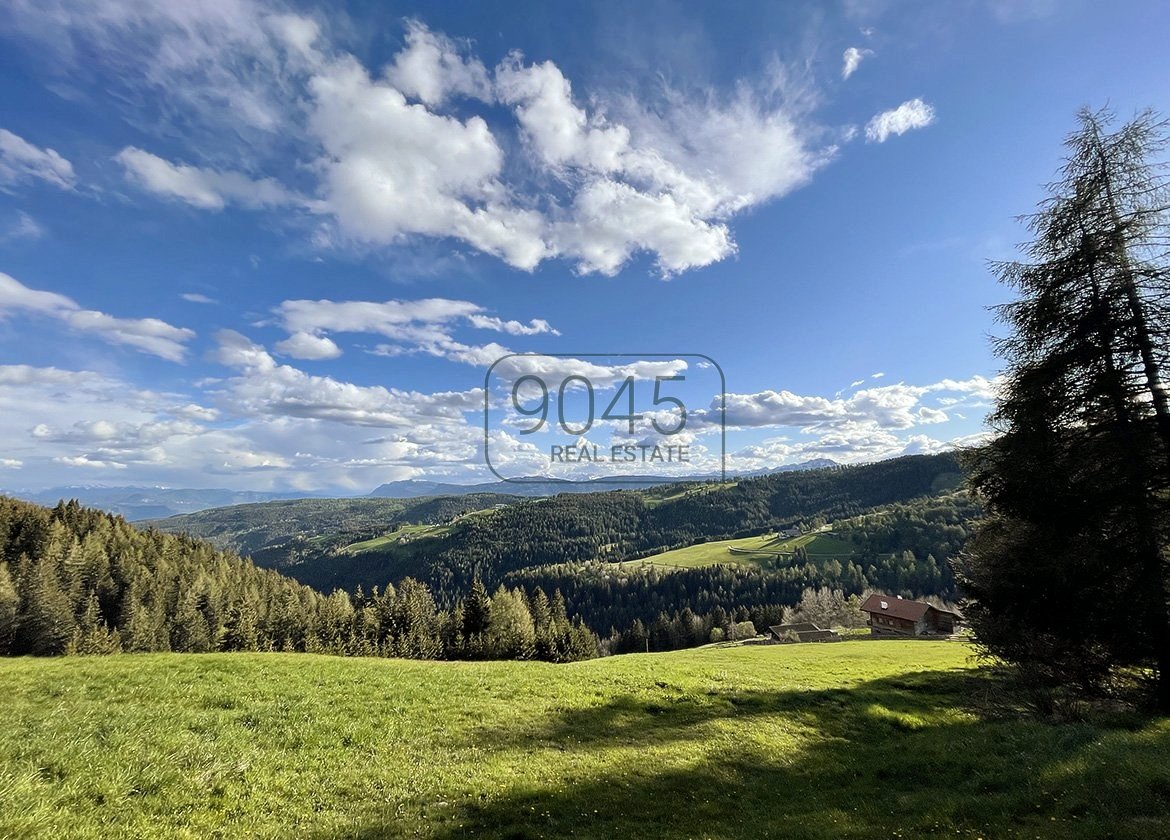 Geschlossener Hof mit Panoramablick in Jenesien - Südtirol