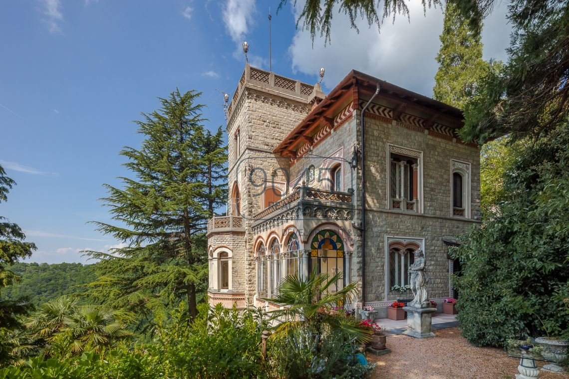 Wunderschöne Villa Liberty mit Seeblick in Varese - Lombardei