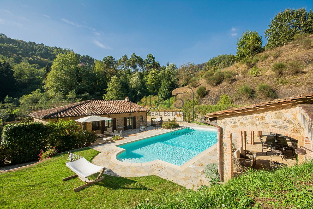 Repräsentatives Bauernhaus mit Dependance und Schwimmbad auf den Hügeln von Camaiore - Toskana