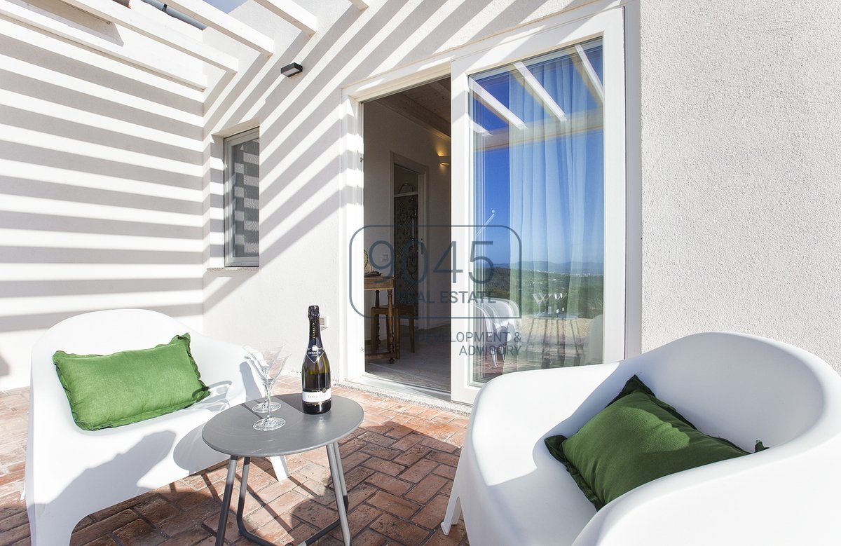 Villa mit Dependance und mit Meerblick in Alghero - Sardinien