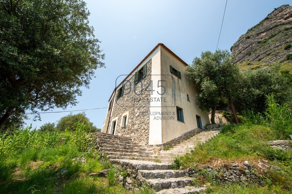 Kleinod mit historischer Bedeutung und mit Panoramablick an der Amalfiküste in Praiano - Kampanien