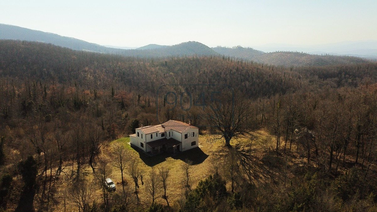 Weitläufiges Anwesen zum eigenständigen Ausbau in Massa Marittima - Toskana