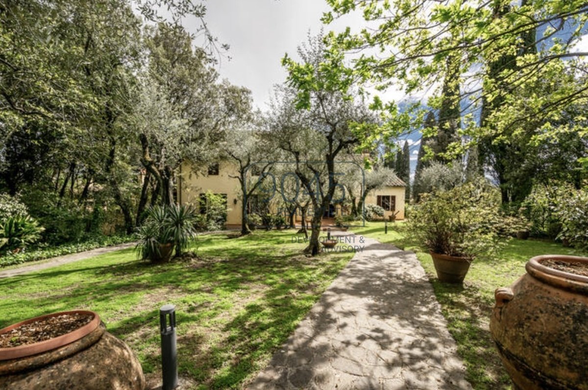 Elegante Villa mit Pool, Weinberg und Olivenhain in Pescia - Toskana