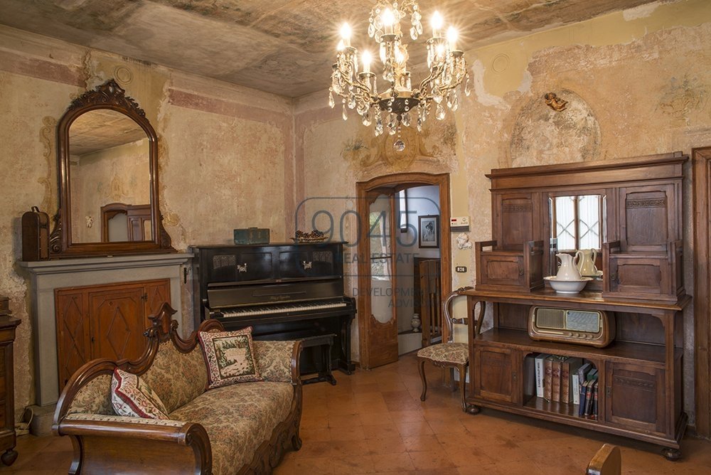 Historische Villa mit kleinem Weingut in erhabener Lage in Coccaglio - Lago d"Iseo