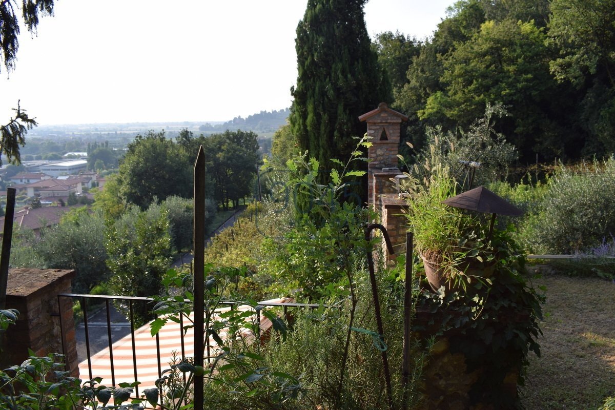 Historische Villa mit kleinem Weingut in erhabener Lage in Coccaglio - Lago d"Iseo