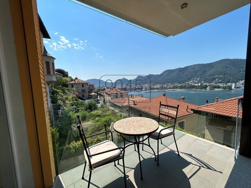 Moderne Wohnung mit Seeblick und Panoramaterrasse am Comersee