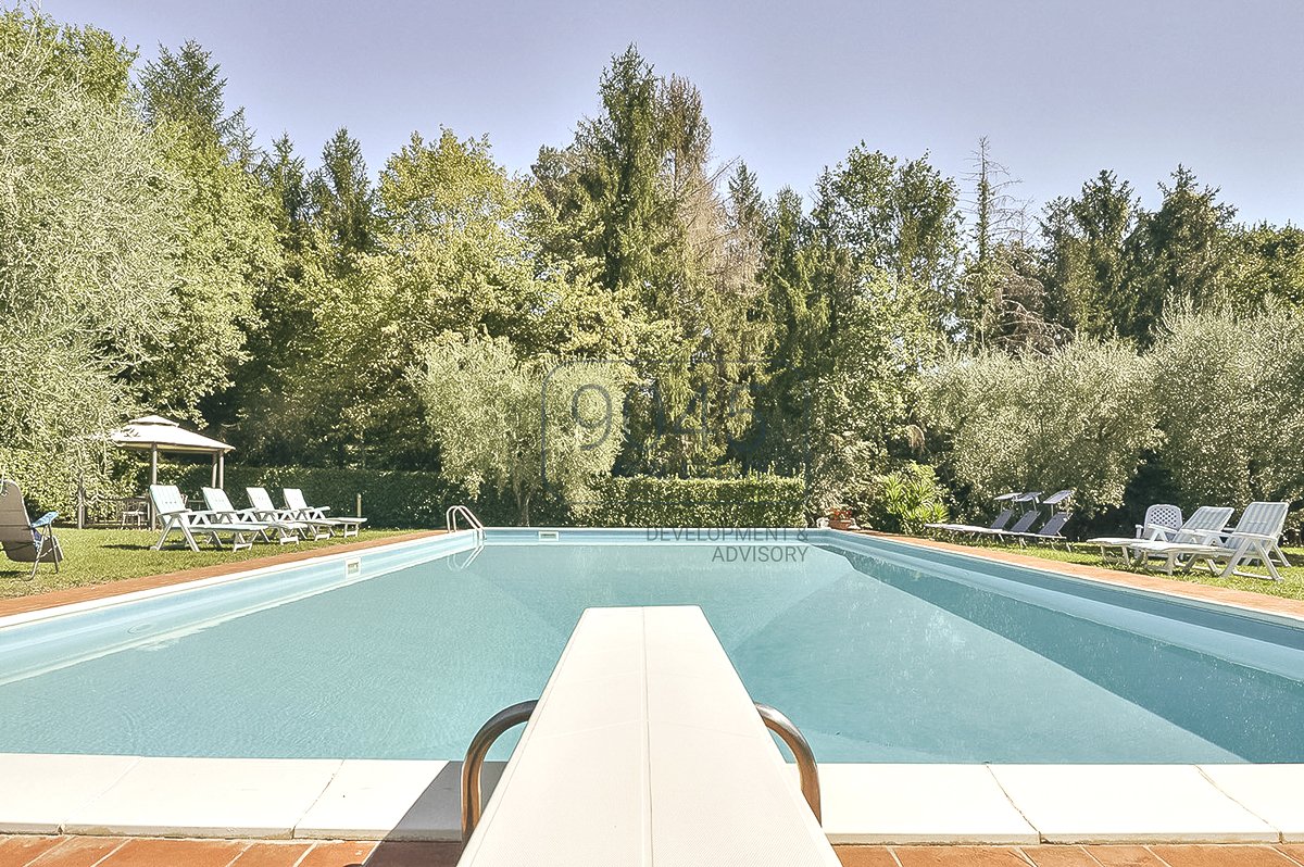 Herrliches Luxusanwesen mit Schwimmbad und Olivenhain auf den Hügeln von Lucca - Toskana