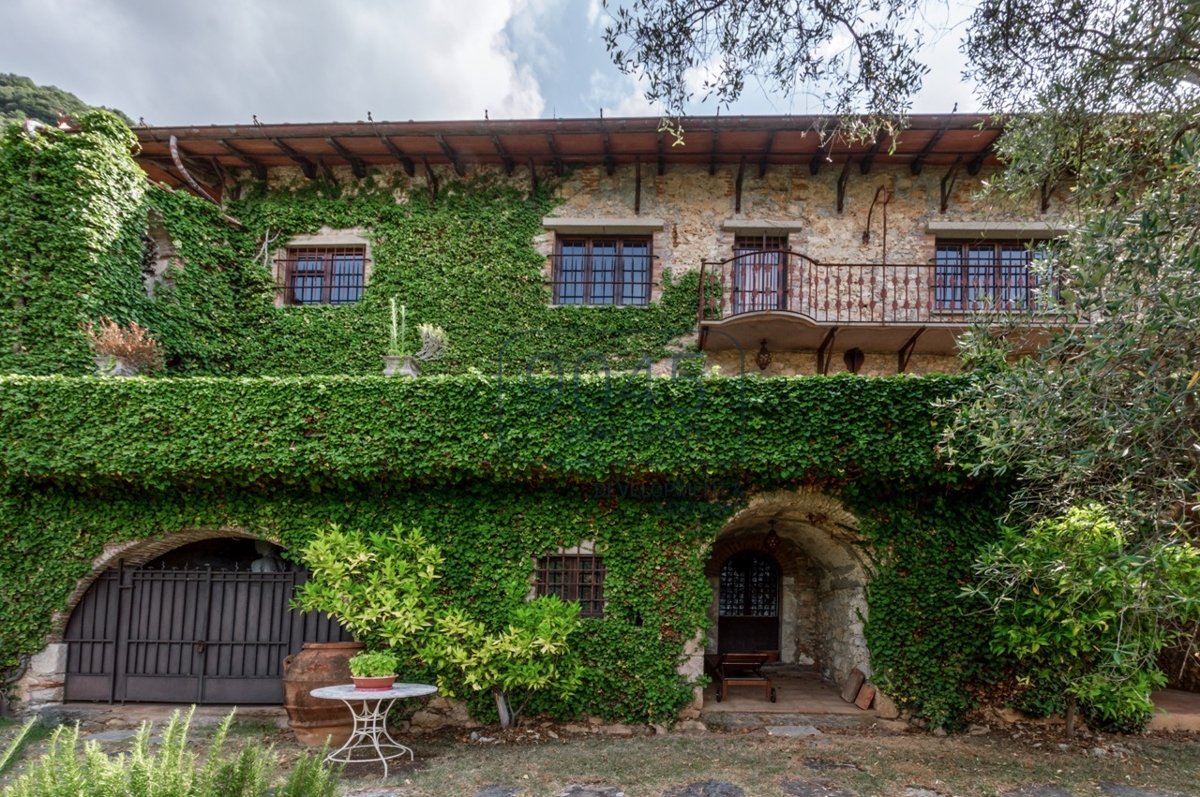 Bauernhaus aus dem 17. Jh. im typisch toskanischen Stil mit Meerblick in Camaiore - Toskana