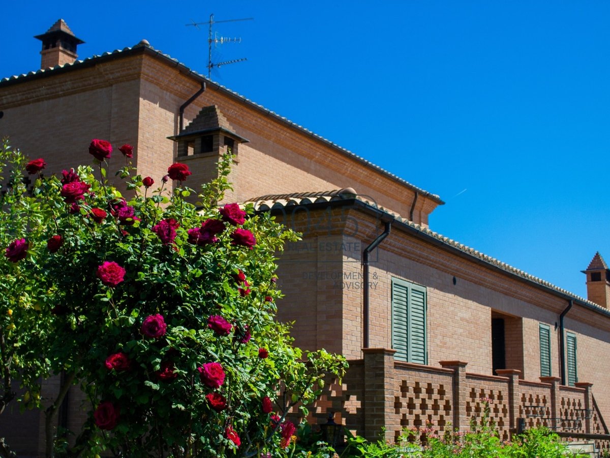 Villa mit atemberaubenden Meerblick und 8ha Land in Roseto - Abruzzen