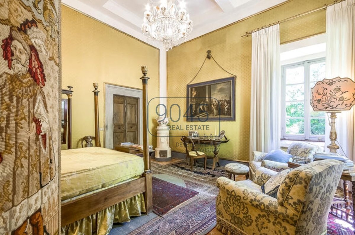 Historische Villa aus dem 17. Jahrhundert mit Olivenhain in Lucca - Toskana