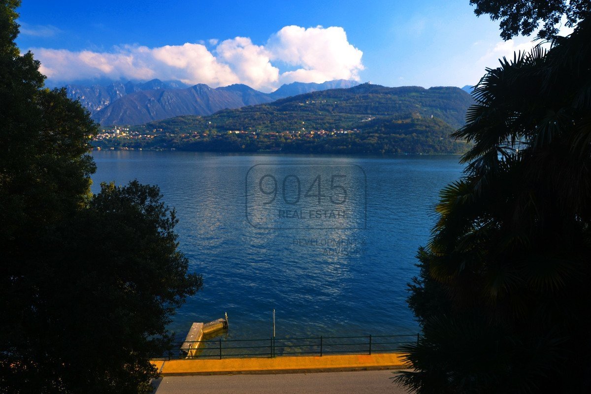 Villa mit Seeblick und eigenem Park in Tavernola Bergamasca - Lago d"Iseo