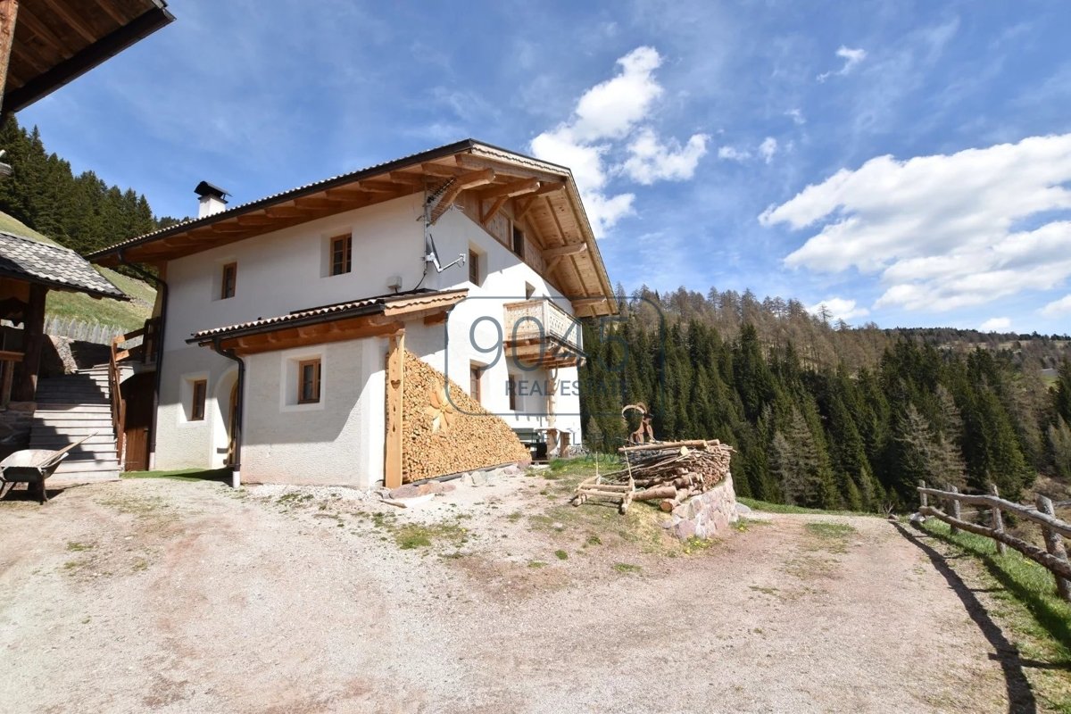 Restaurierter geschlossener Hof in traumhafter Panoramalage am Ritten - Südtirol