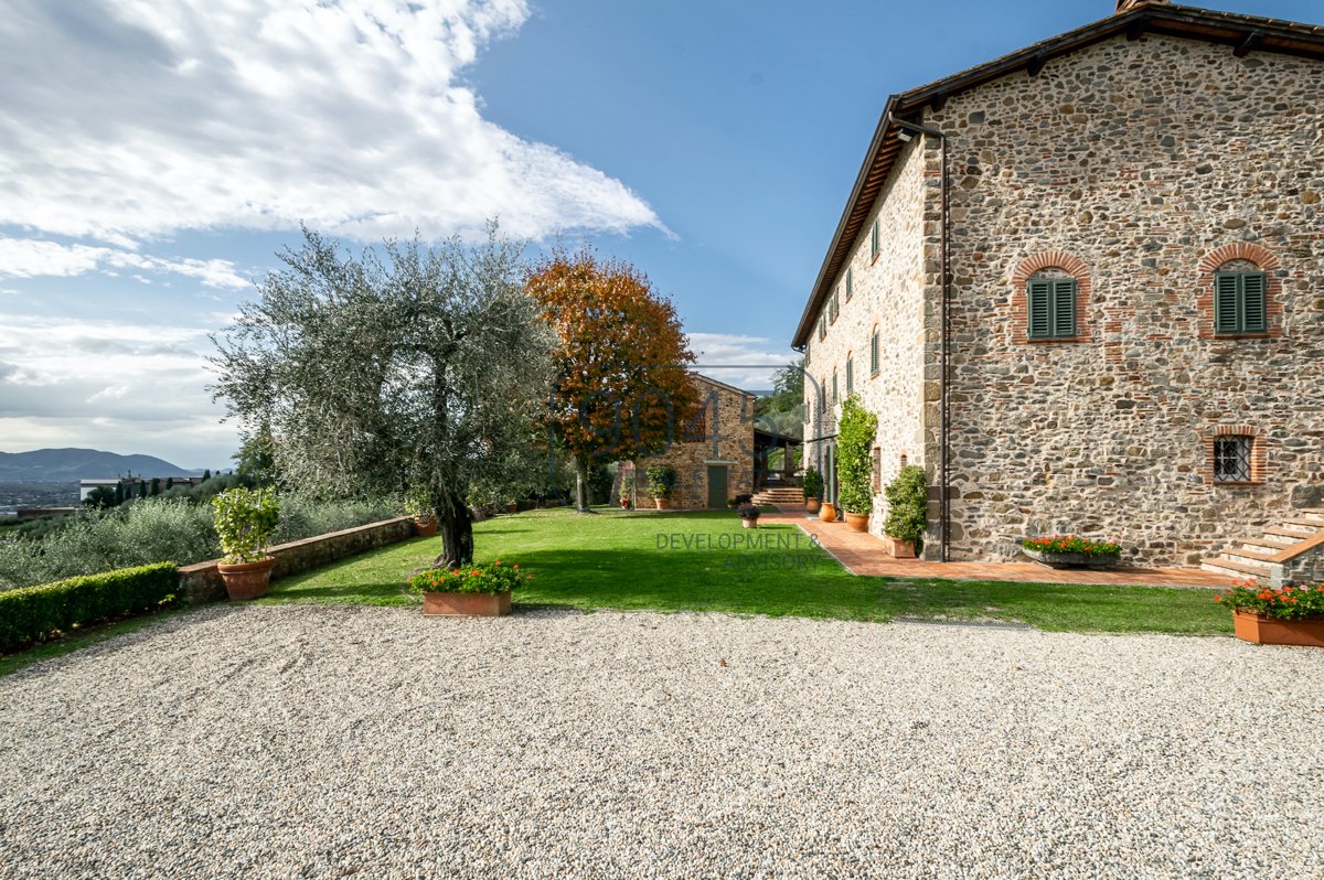 Charmantes Anwesen mit Panoramablick auf den Hügeln von Lucca - Toskana