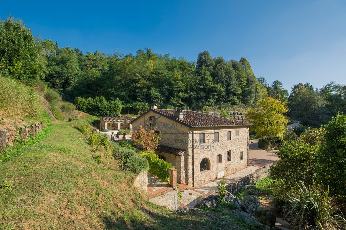 Repräsentatives Bauernhaus mit Dependance und Schwimmbad auf den Hügeln von Camaiore - Toskana