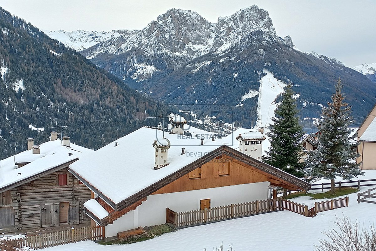 Stilvolles Einfamilienhaus mit zwei Wohnungen in den Dolomiten in Monzon - Südtirol / Trentino