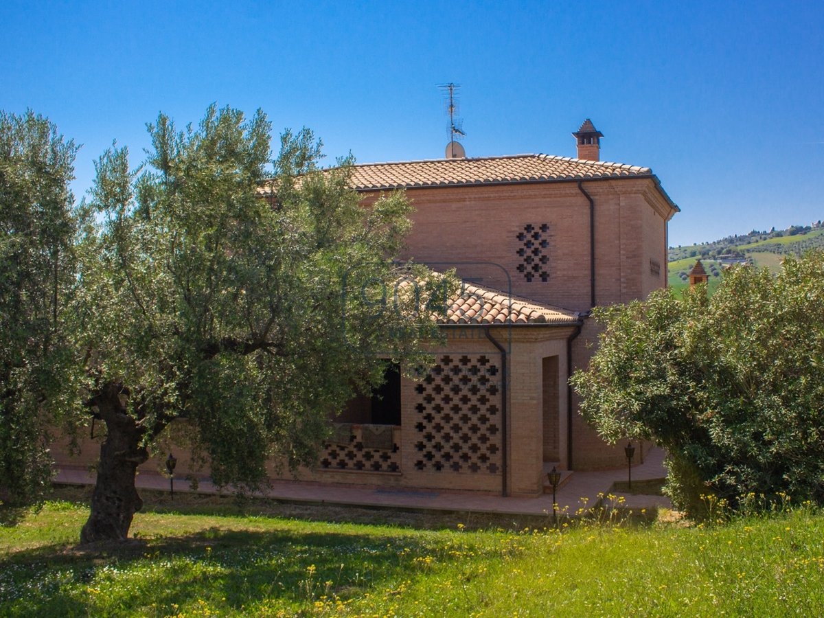 Villa mit atemberaubenden Meerblick und 8ha Land in Roseto - Abruzzen