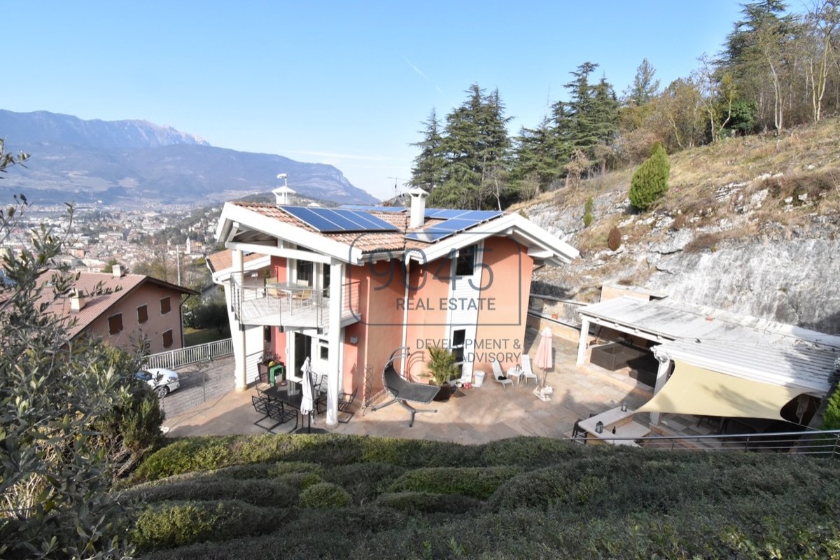 Villa mit Panoramablick und Pool oberhalb von Rovereto - Südtirol / Trentino