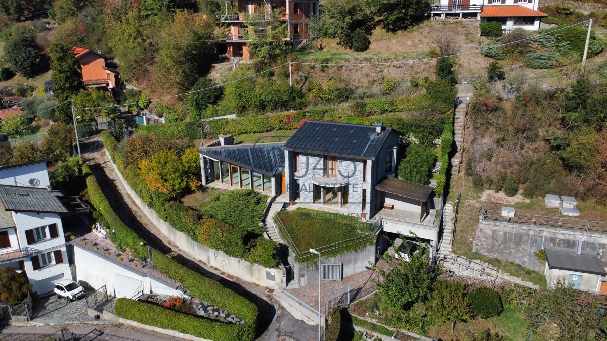 Moderne Steinvilla mit Blick auf den Comer See in Cernobbio - Lombardei