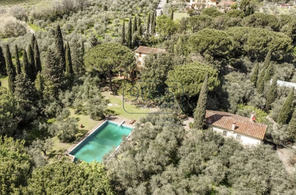 Elegante Villa mit Pool, Weinberg und Olivenhain in Pescia - Toskana