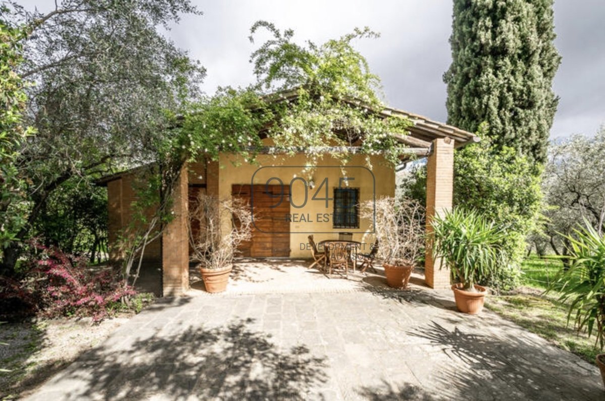 Elegante Villa mit Pool, Weinberg und Olivenhain in Pescia - Toskana