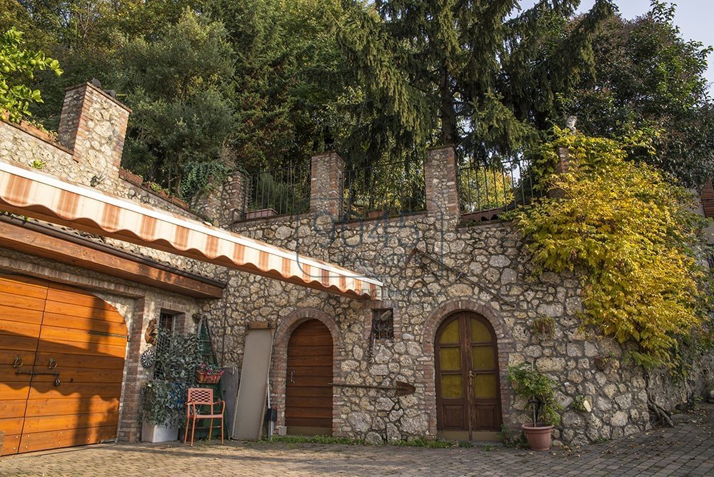 Historische Villa mit kleinem Weingut in erhabener Lage in Coccaglio - Lago d"Iseo