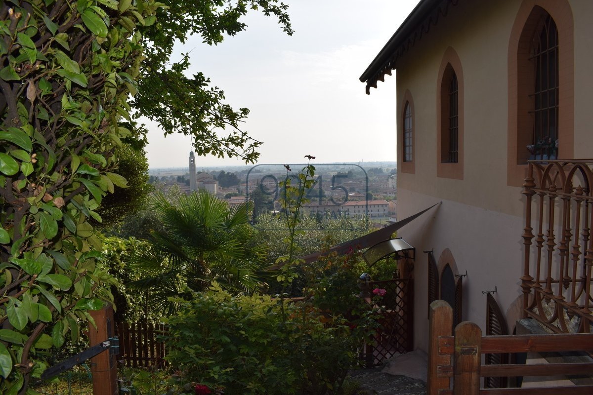 Historische Villa mit kleinem Weingut in erhabener Lage in Coccaglio - Lago d"Iseo