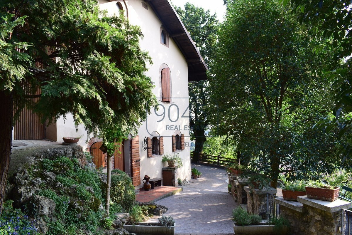 Historische Villa mit kleinem Weingut in erhabener Lage in Coccaglio - Lago d"Iseo