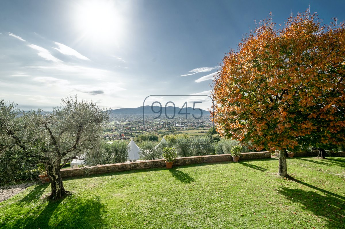 Charmantes Anwesen mit Panoramablick auf den Hügeln von Lucca - Toskana