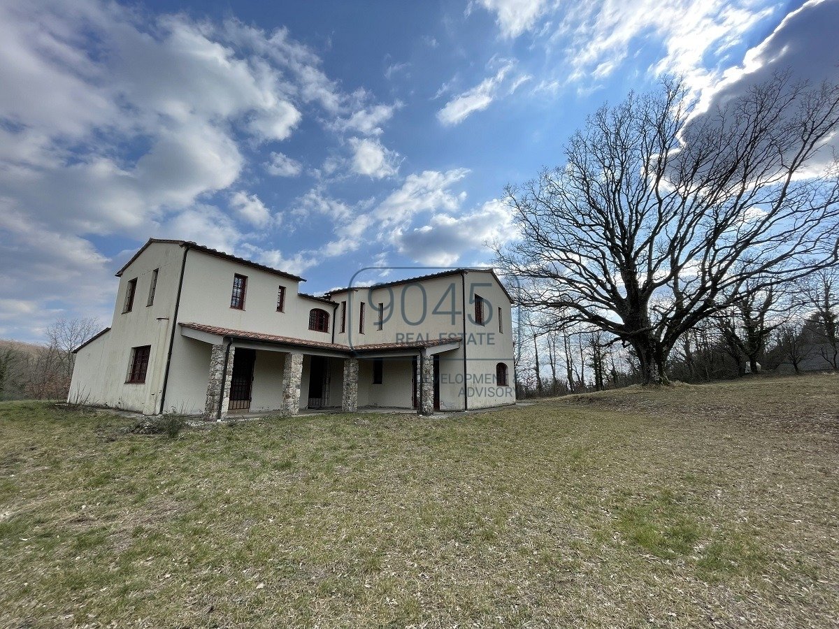 Weitläufiges Anwesen zum eigenständigen Ausbau in Massa Marittima - Toskana