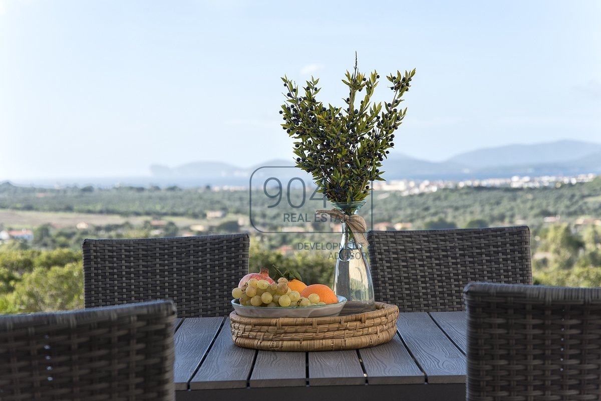 Villa mit Dependance und mit Meerblick in Alghero - Sardinien