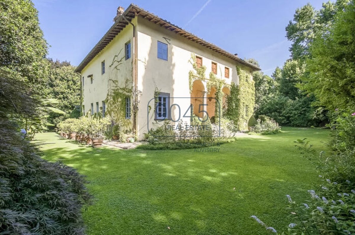 Historische Villa aus dem 17. Jahrhundert mit Olivenhain in Lucca - Toskana