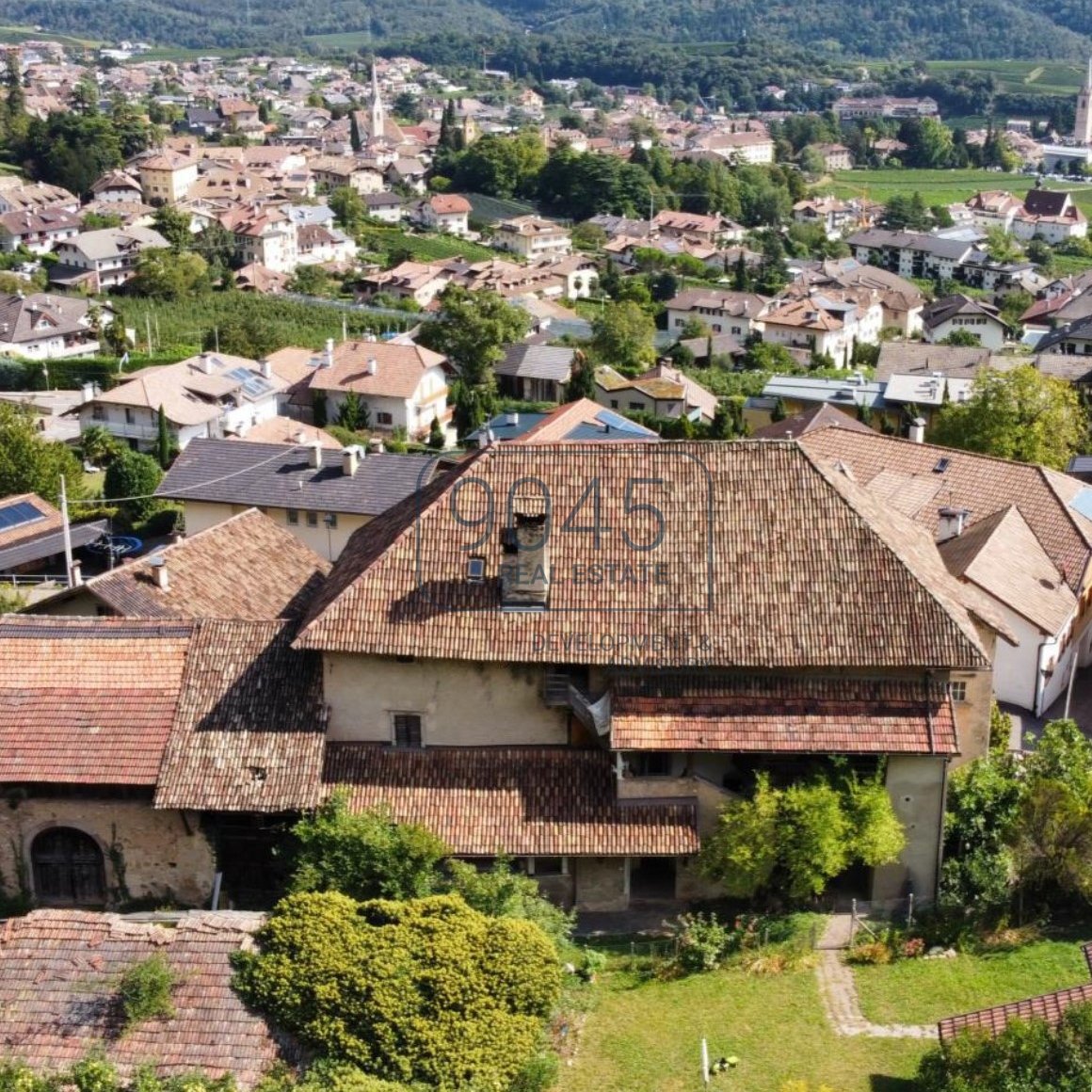 Historischer Ansitz mit Blick auf den Kalterer See - Südtirol