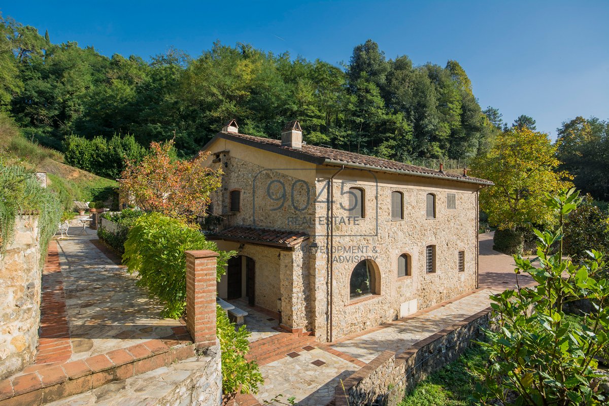 Repräsentatives Bauernhaus mit Dependance und Schwimmbad auf den Hügeln von Camaiore - Toskana