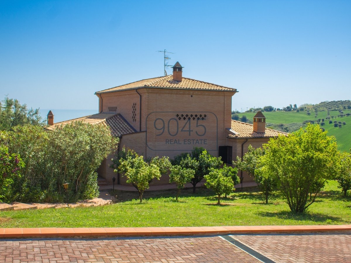 Villa mit atemberaubenden Meerblick und 8ha Land in Roseto - Abruzzen