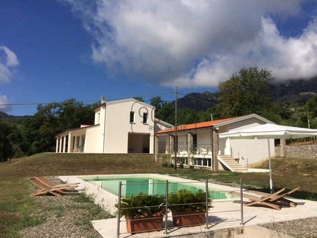 Freistehende Villa mit Pool und Meerblick in San Giovanni a Piro - Kampanien