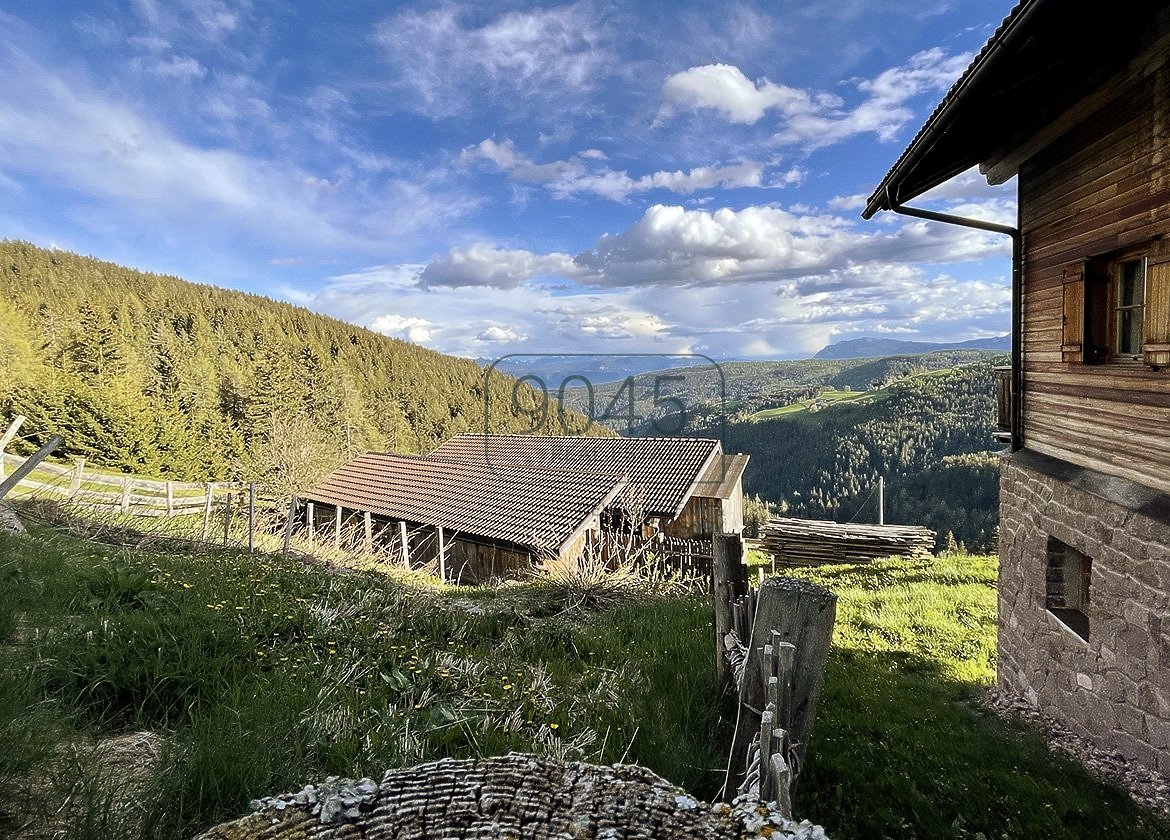 Geschlossener Hof mit Panoramablick in Jenesien - Südtirol