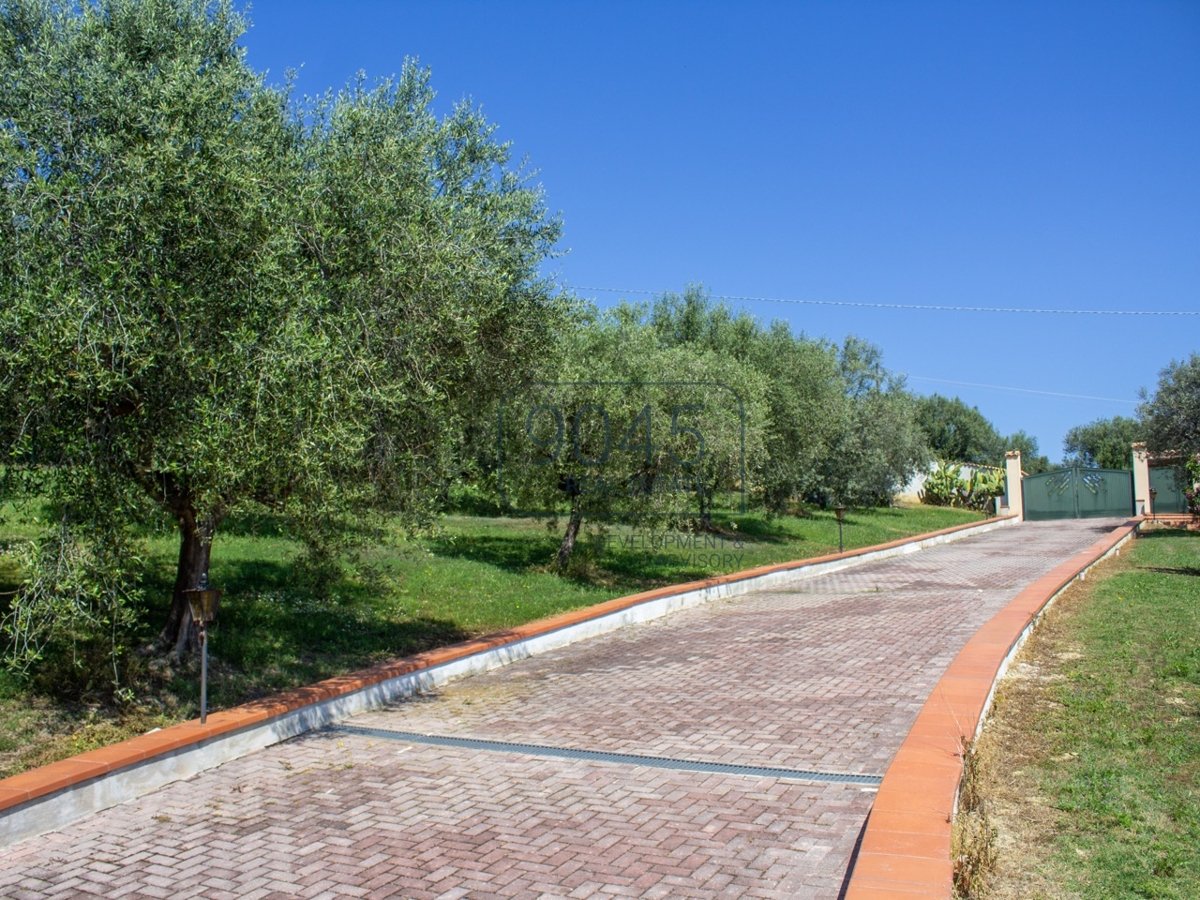 Villa mit atemberaubenden Meerblick und 8ha Land in Roseto - Abruzzen